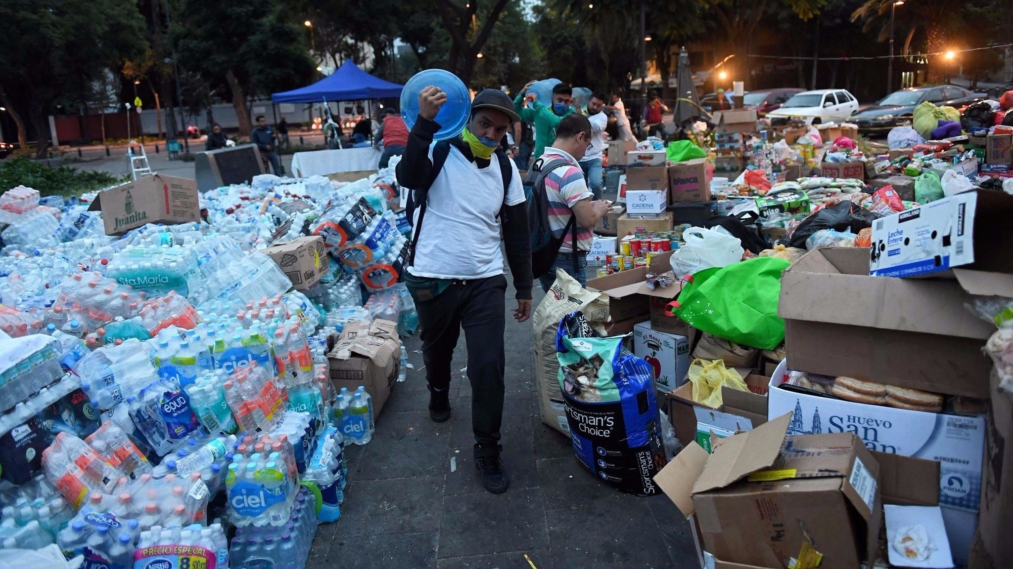 Mexico City Volunteers Venture Out in Force to Aid Quake Victims ...